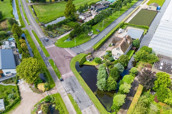 Te koop: In het landelijke buitengebied van Hazerswoude Dorp gesitueerd een vrijstaande woning met erf, tuin, ondergrond, erfperceel met bedrijfsgebouw casu quo stal en paddock in totaal groot 1.580 m² grond.